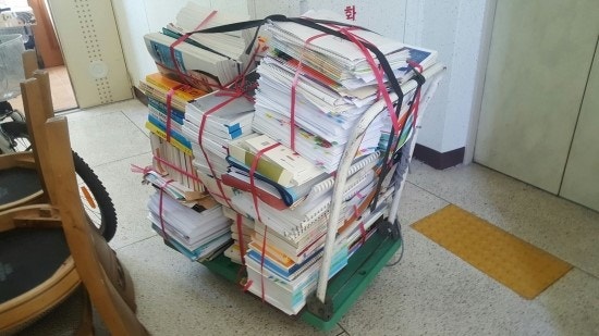 끈으로 묶어 운반대에 올려둔 헌책